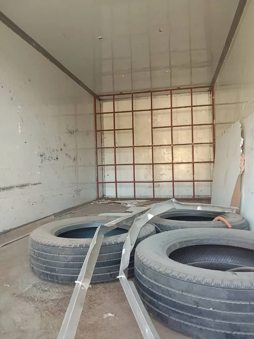 The emptied cargo body with the compartment wall exposed